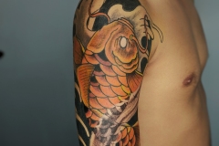 Tatuaje Manga Japonesa Pez Koi y Flores - Neotradicional Oriental